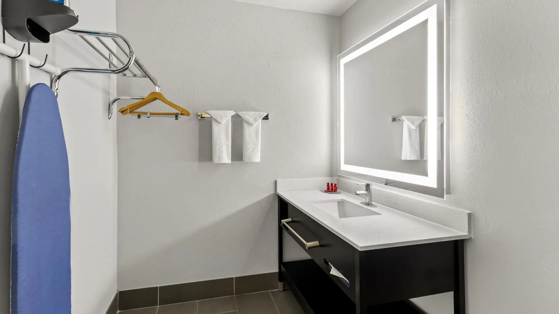 Surestay Hotel By Best Western Phoenix Airport 3*,