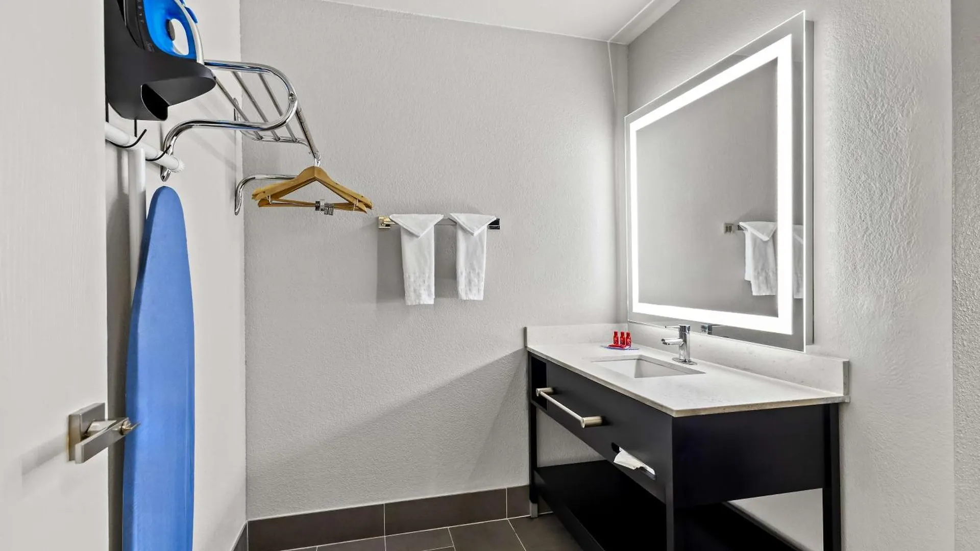 Surestay Hotel By Best Western Phoenix Airport 3*,